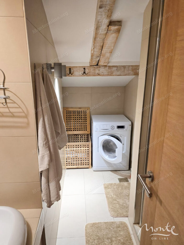 svetlaya i atmosfernaya kvartira s 2 spalnyami v otlichnoj chasti budvy 09