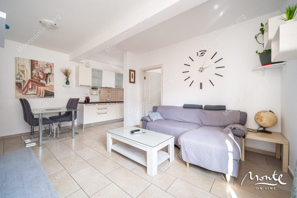 svetlaya kvartira s 2 spalnyami terrasoj i parkingom v tivate donya lastva 01