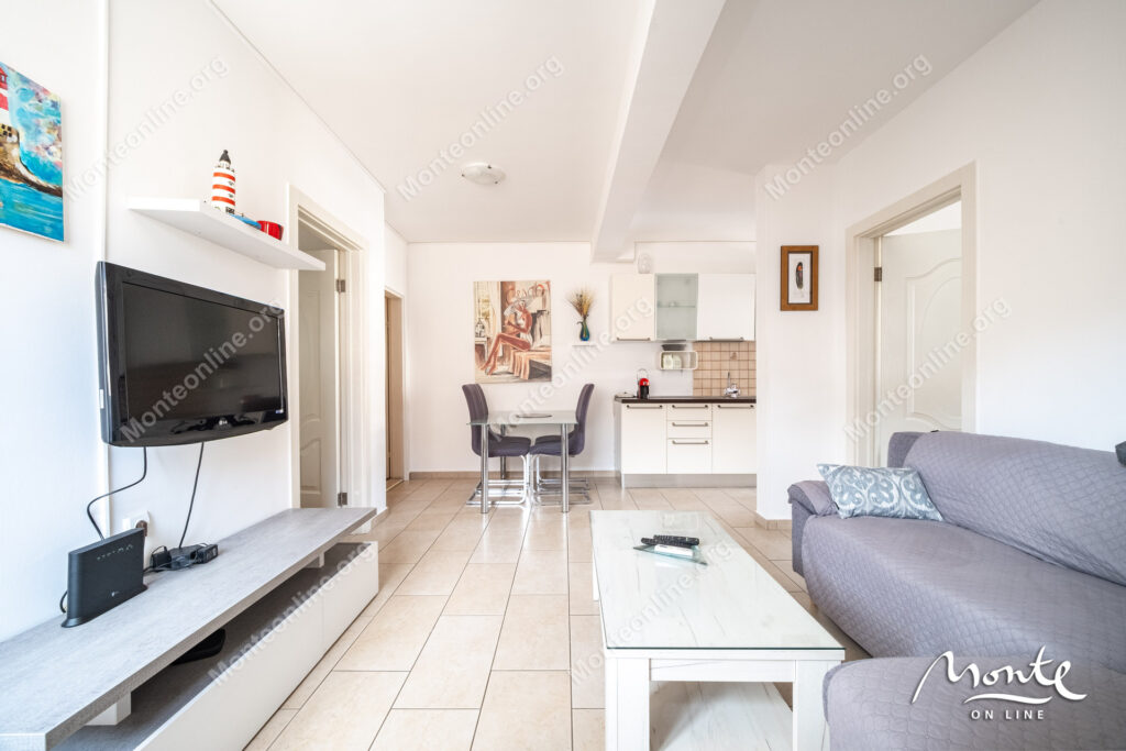 svetlaya kvartira s 2 spalnyami terrasoj i parkingom v tivate donya lastva 02