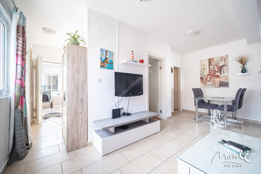 svetlaya kvartira s 2 spalnyami terrasoj i parkingom v tivate donya lastva 03