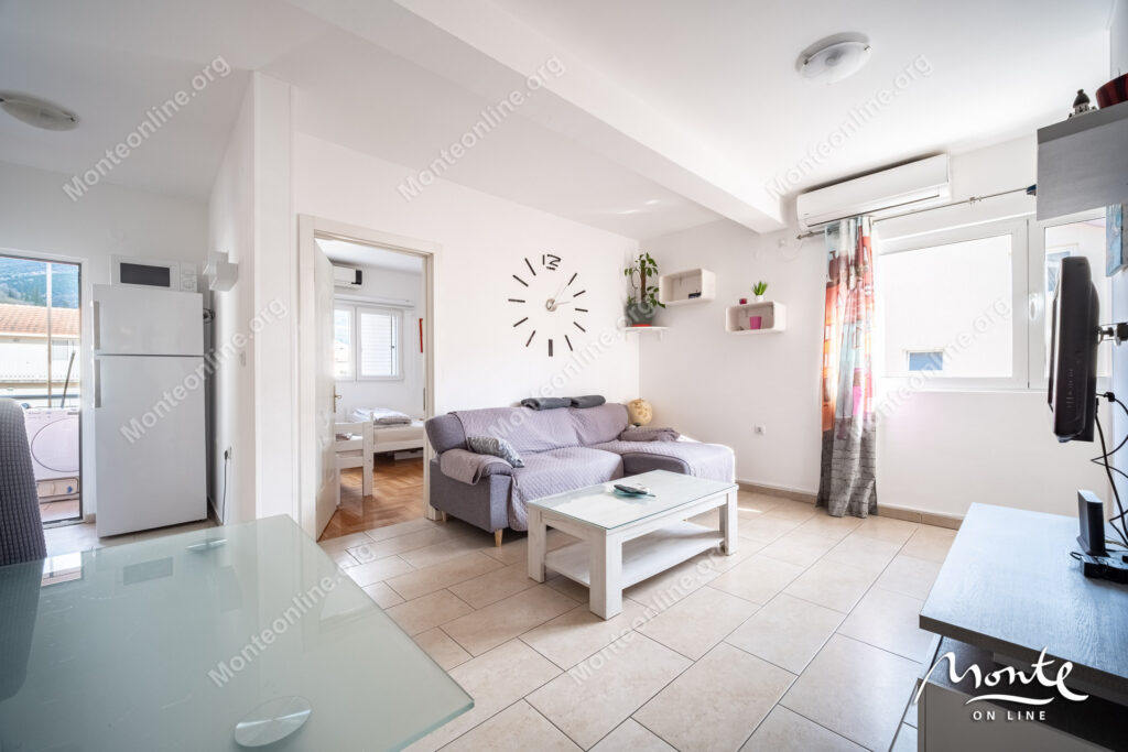 svetlaya kvartira s 2 spalnyami terrasoj i parkingom v tivate donya lastva 04