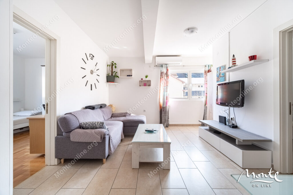 svetlaya kvartira s 2 spalnyami terrasoj i parkingom v tivate donya lastva 05