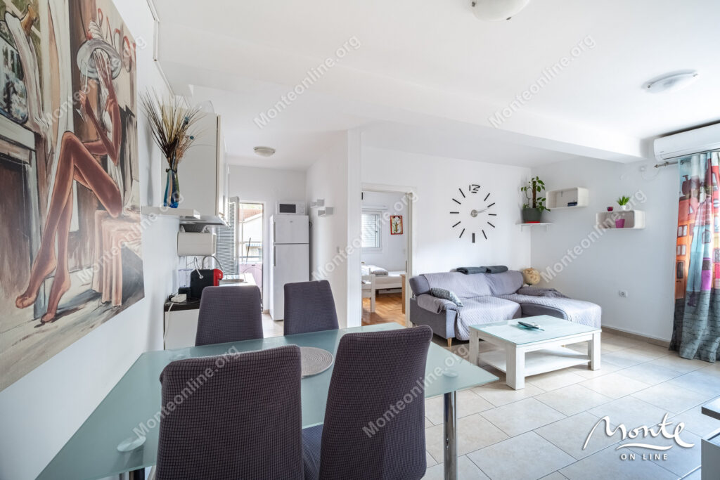 svetlaya kvartira s 2 spalnyami terrasoj i parkingom v tivate donya lastva 07