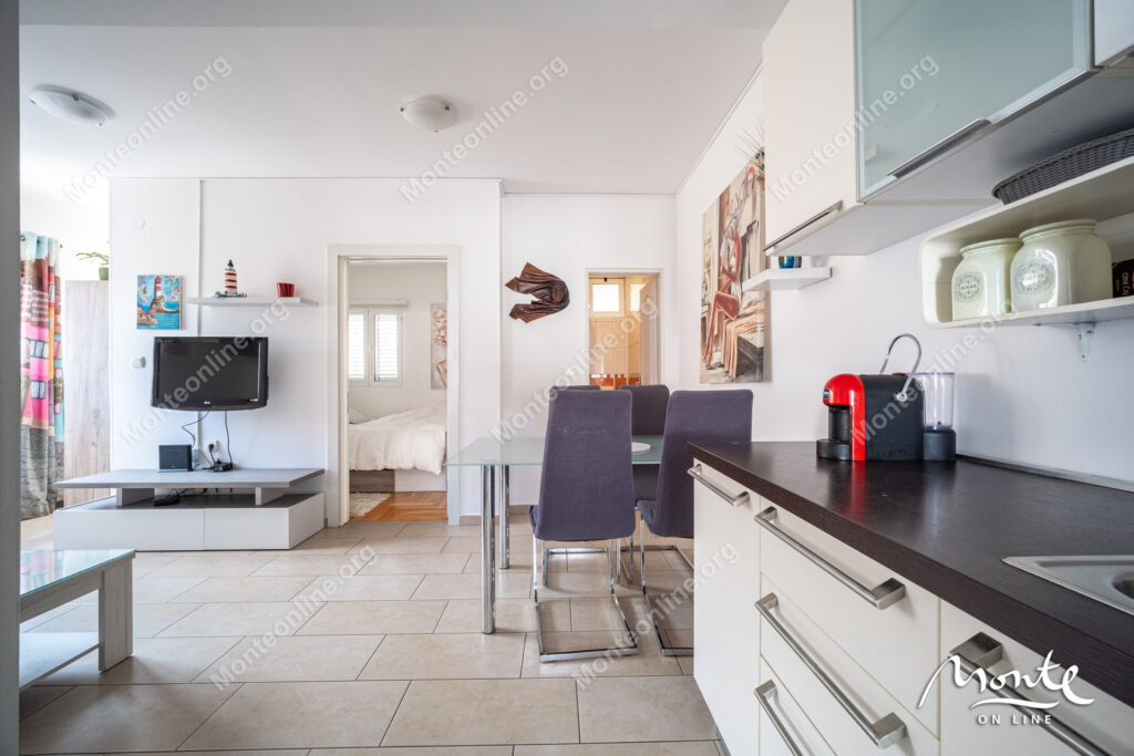 svetlaya kvartira s 2 spalnyami terrasoj i parkingom v tivate donya lastva 08