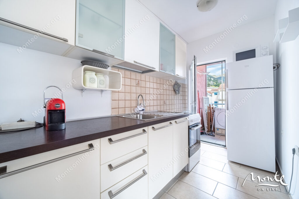 svetlaya kvartira s 2 spalnyami terrasoj i parkingom v tivate donya lastva 09