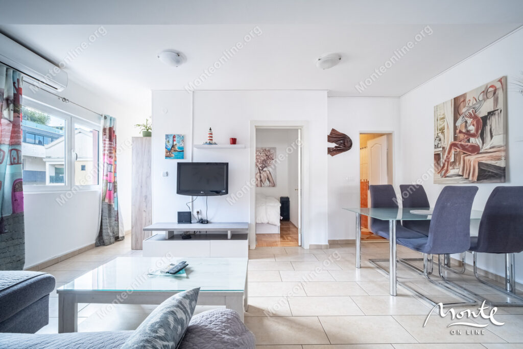 svetlaya kvartira s 2 spalnyami terrasoj i parkingom v tivate donya lastva 10