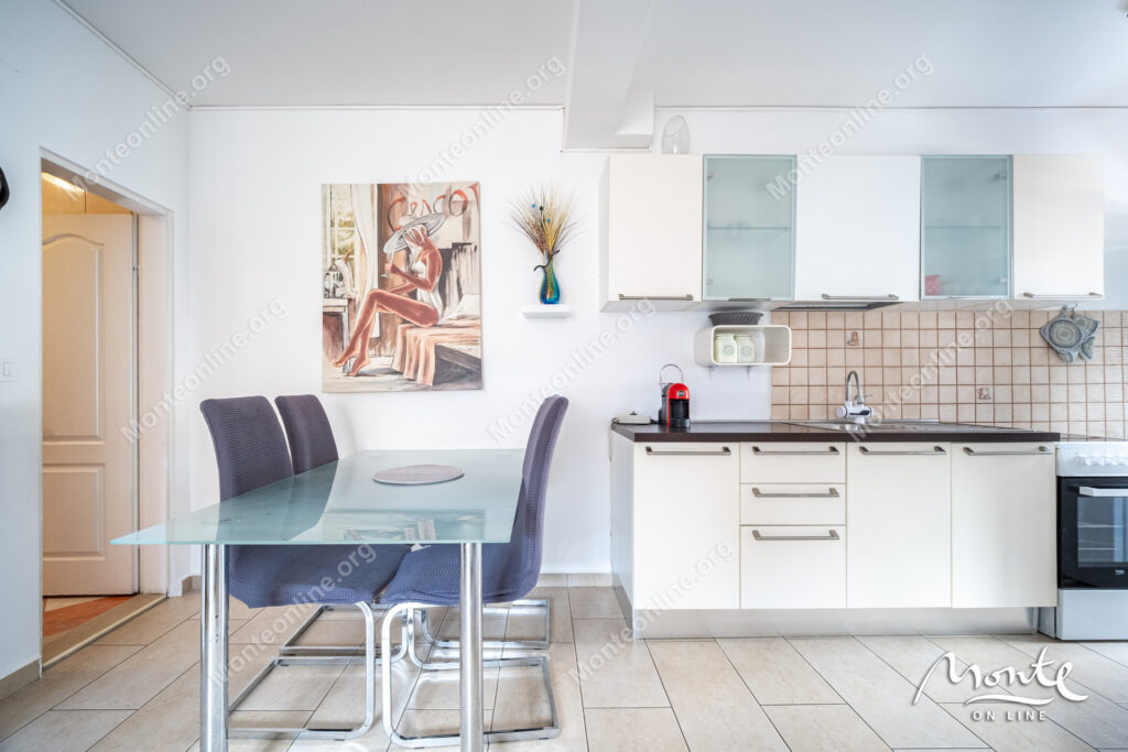 svetlaya kvartira s 2 spalnyami terrasoj i parkingom v tivate donya lastva 11