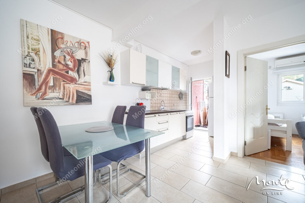 svetlaya kvartira s 2 spalnyami terrasoj i parkingom v tivate donya lastva 12