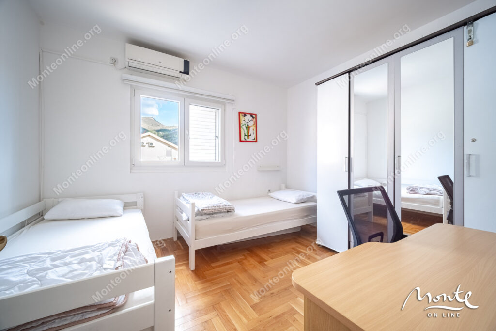 svetlaya kvartira s 2 spalnyami terrasoj i parkingom v tivate donya lastva 13