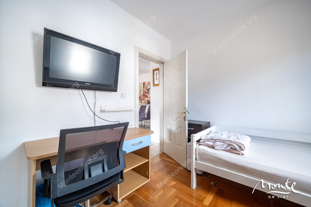 svetlaya kvartira s 2 spalnyami terrasoj i parkingom v tivate donya lastva 14