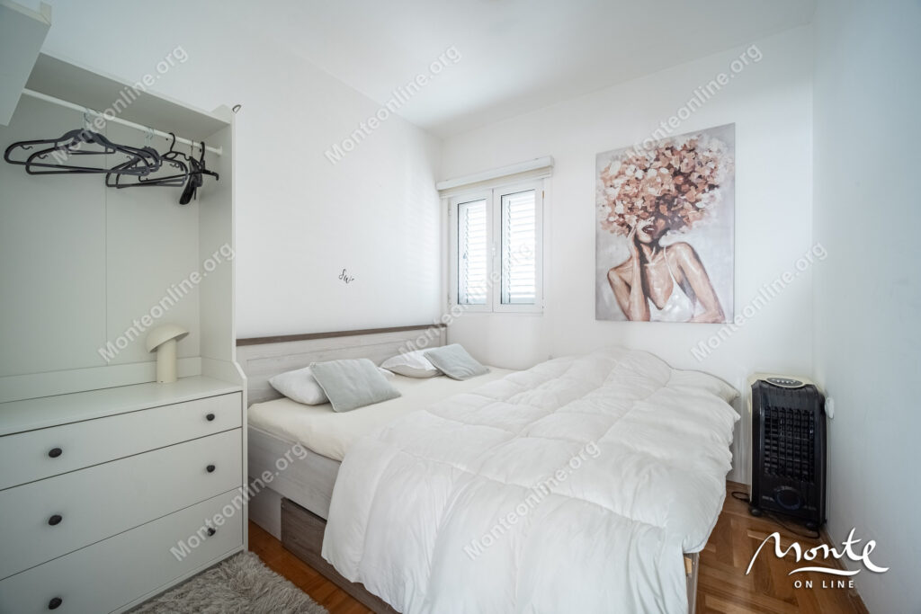 svetlaya kvartira s 2 spalnyami terrasoj i parkingom v tivate donya lastva 15