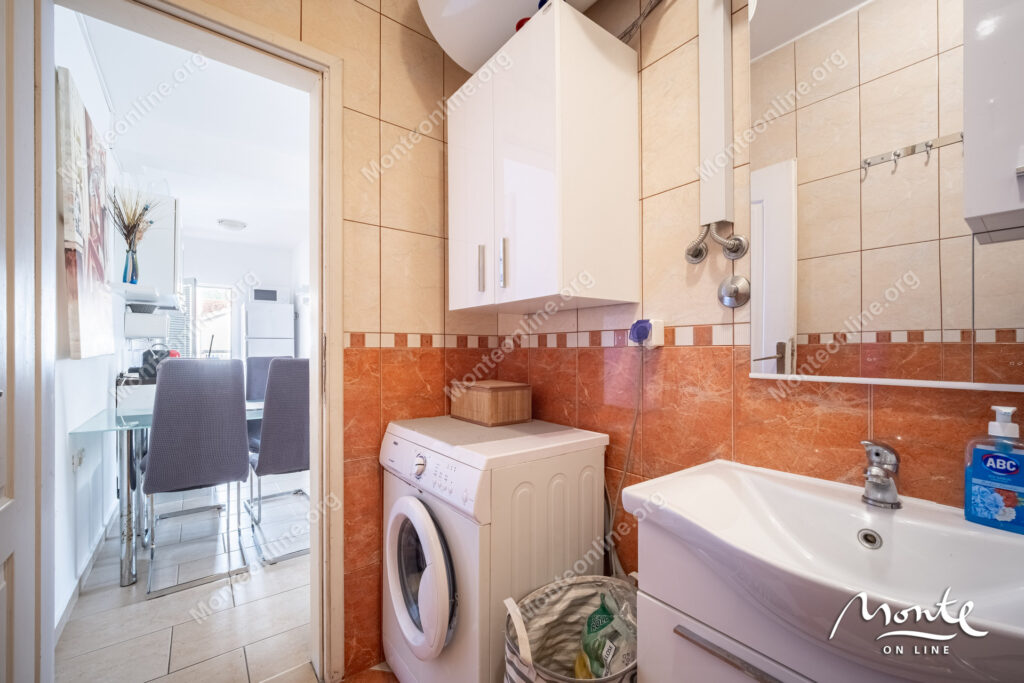 svetlaya kvartira s 2 spalnyami terrasoj i parkingom v tivate donya lastva 16