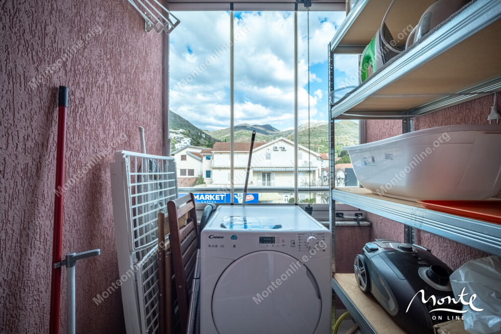 svetlaya kvartira s 2 spalnyami terrasoj i parkingom v tivate donya lastva 17