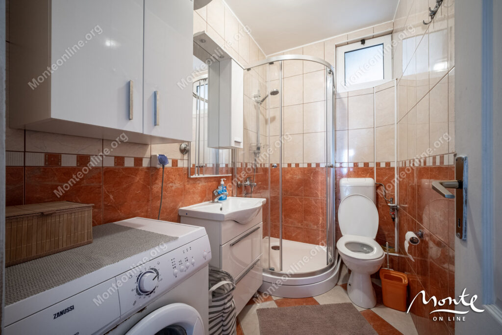 svetlaya kvartira s 2 spalnyami terrasoj i parkingom v tivate donya lastva 18