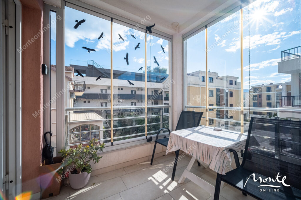 svetlaya kvartira s 2 spalnyami terrasoj i parkingom v tivate donya lastva 19