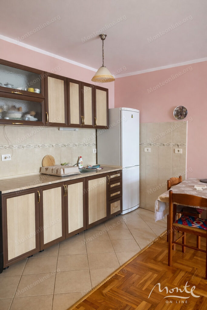 uyutnaya kvartira s 1 spalnej s vidom na gory v bare 03