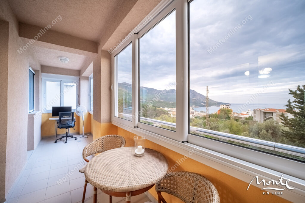 Udoban dvosoban stan s pogledom na more u Bečićima 01