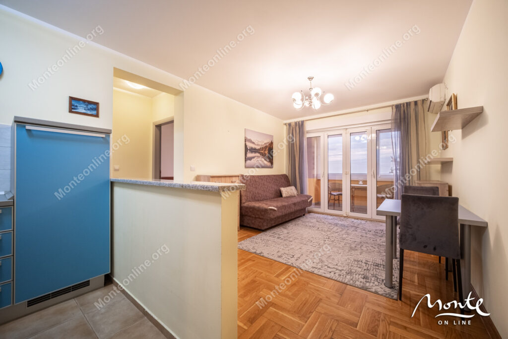 Udoban dvosoban stan s pogledom na more u Bečićima 05