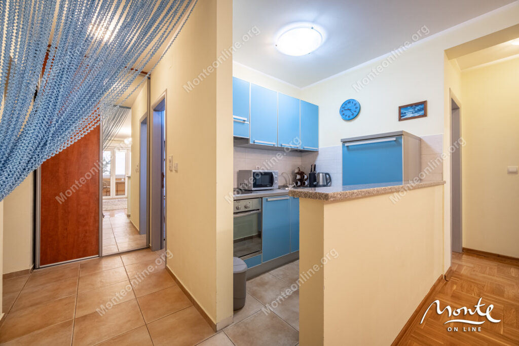 Udoban dvosoban stan s pogledom na more u Bečićima 07