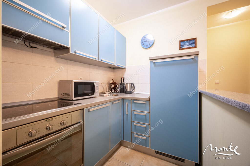 Udoban dvosoban stan s pogledom na more u Bečićima 08