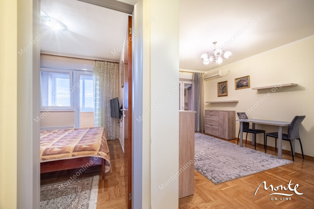 Udoban dvosoban stan s pogledom na more u Bečićima 12