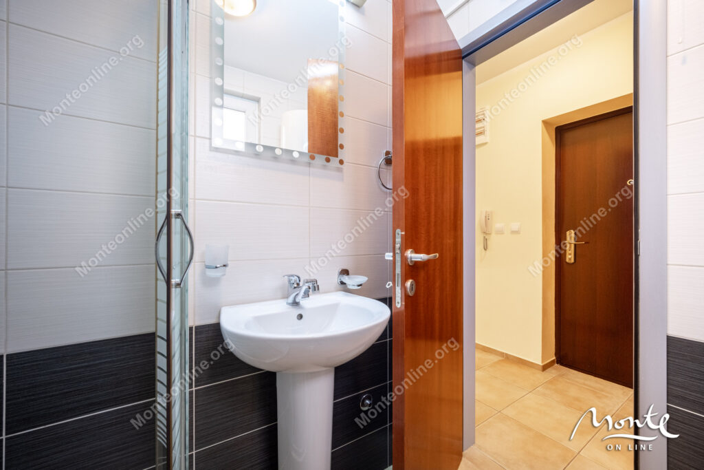 Udoban dvosoban stan s pogledom na more u Bečićima 16