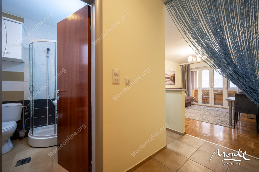 Udoban dvosoban stan s pogledom na more u Bečićima 18