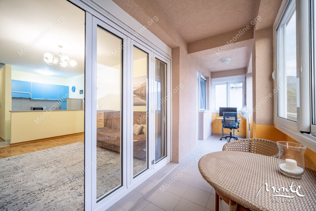 Udoban dvosoban stan s pogledom na more u Bečićima 20