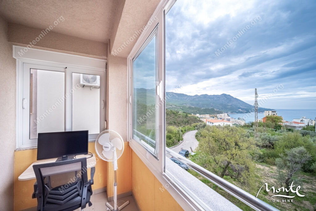 Udoban dvosoban stan sa pogledom na more u Bečićima 23