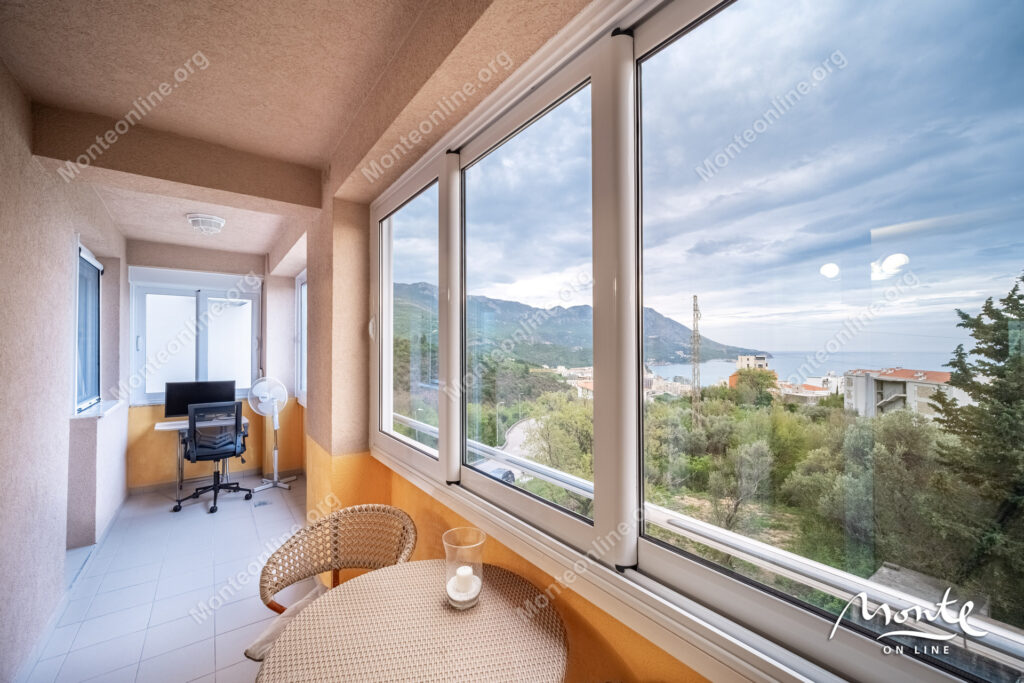 Udoban dvosoban stan sa pogledom na more u Bečićima 24