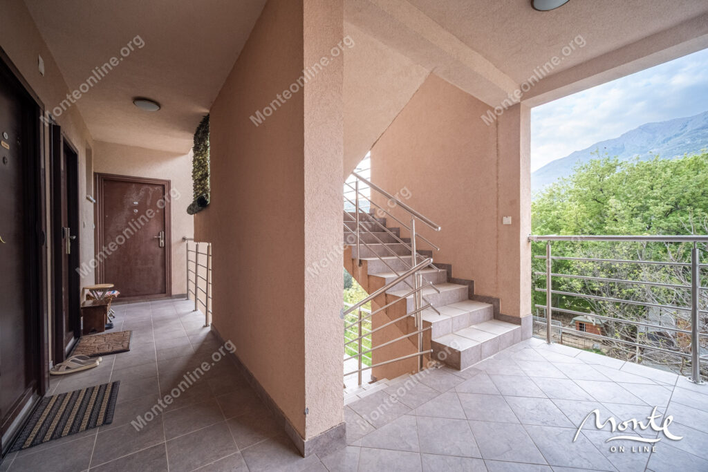 Udoban dvosoban stan s pogledom na more u Bečićima 25