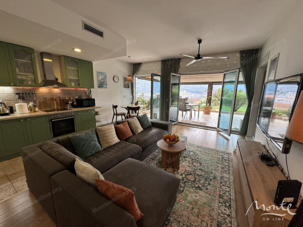 uyutnaya kvartira s 2 spalnyami s vidom na zaliv v dobrote 02