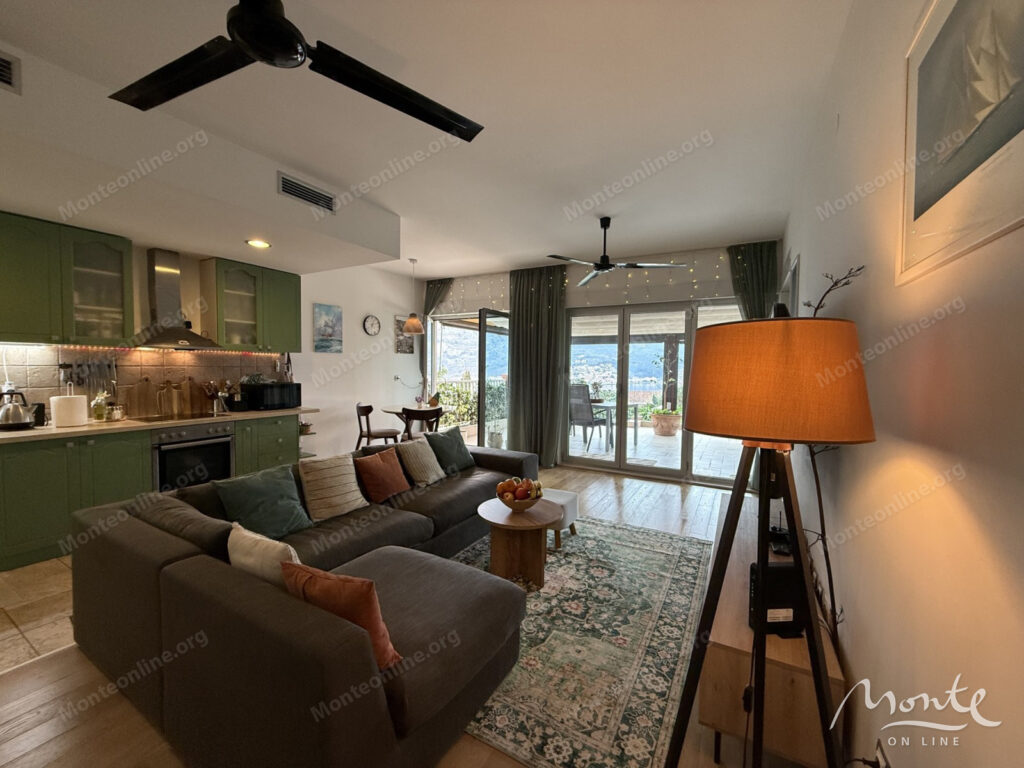 uyutnaya kvartira s 2 spalnyami s vidom na zaliv v dobrote 04