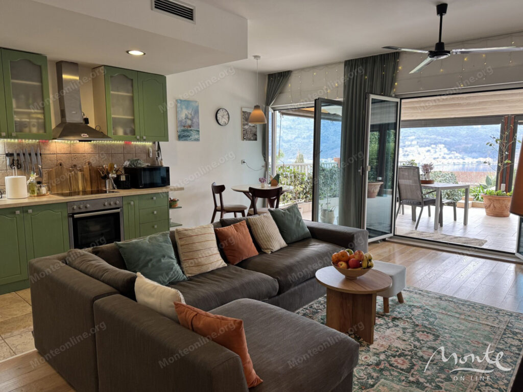 uyutnaya kvartira s 2 spalnyami s vidom na zaliv v dobrote 05