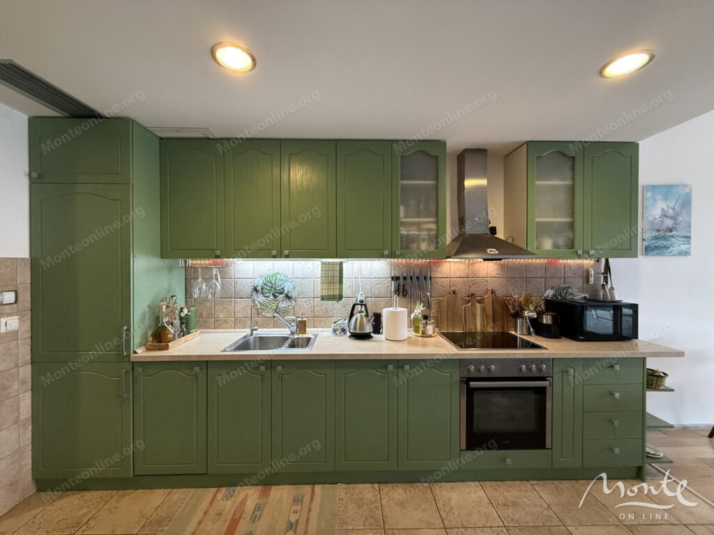 uyutnaya kvartira s 2 spalnyami s vidom na zaliv v dobrote 06