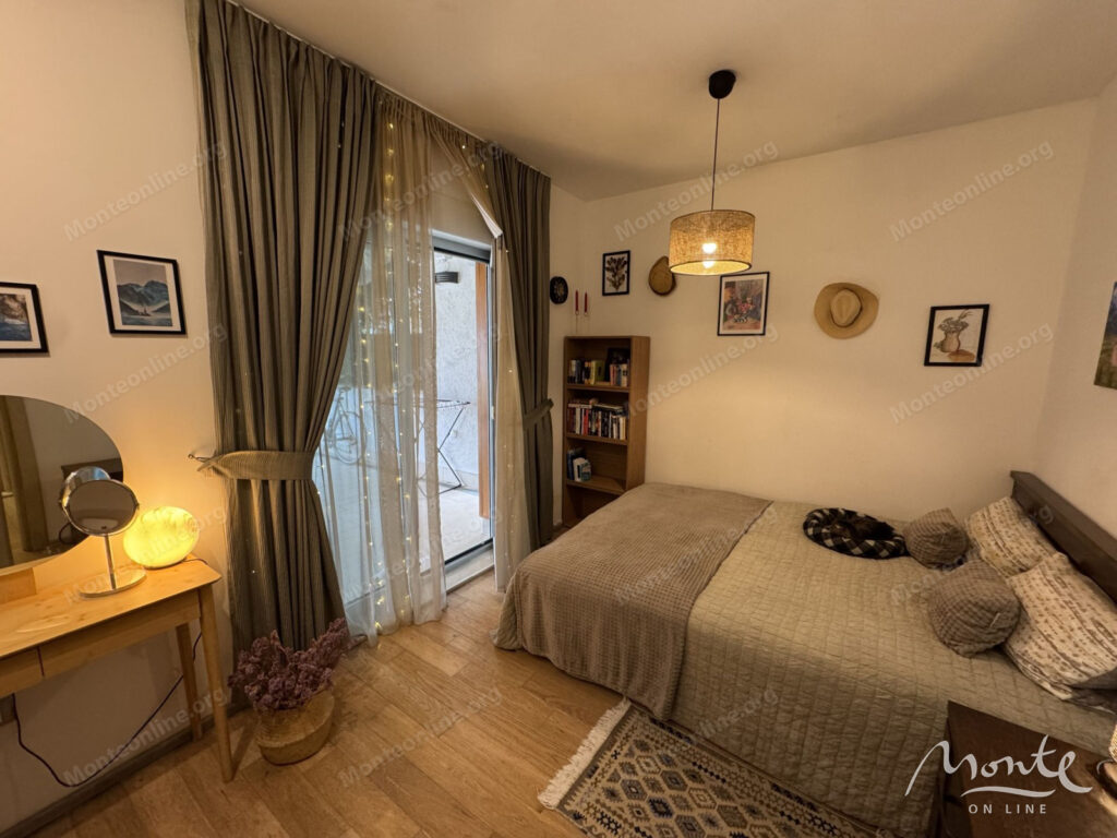 uyutnaya kvartira s 2 spalnyami s vidom na zaliv v dobrote 07