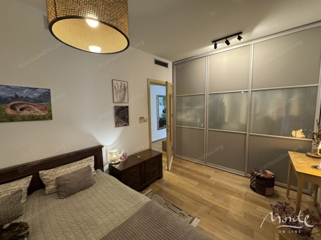 uyutnaya kvartira s 2 spalnyami s vidom na zaliv v dobrote 08