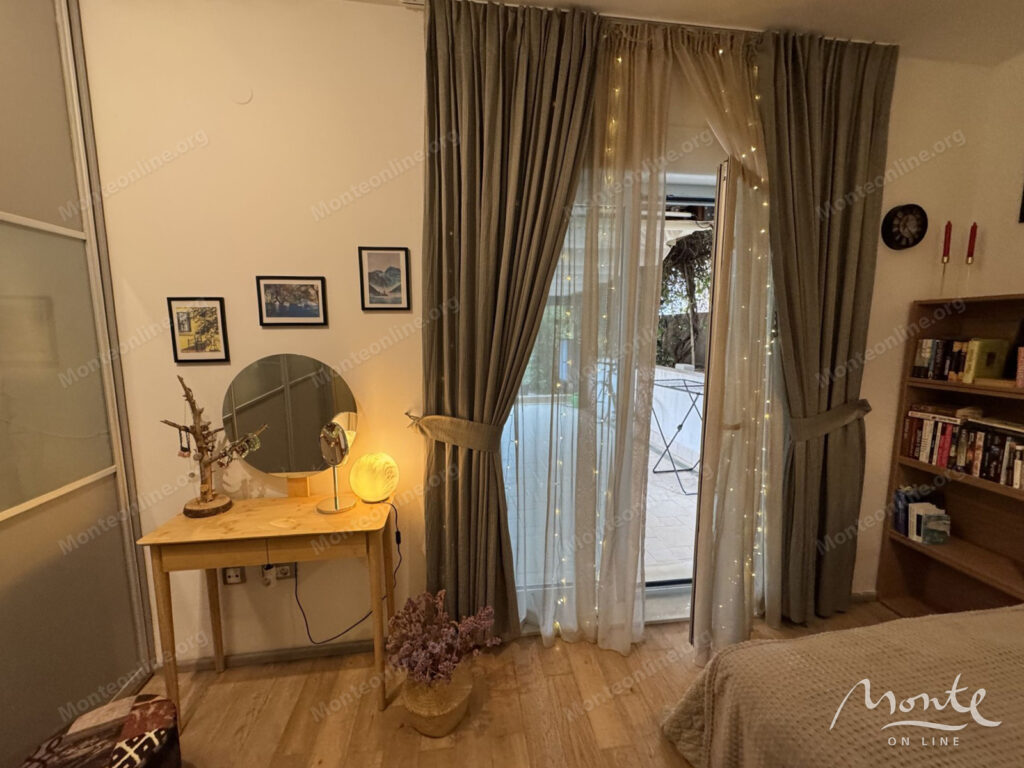 uyutnaya kvartira s 2 spalnyami s vidom na zaliv v dobrote 09