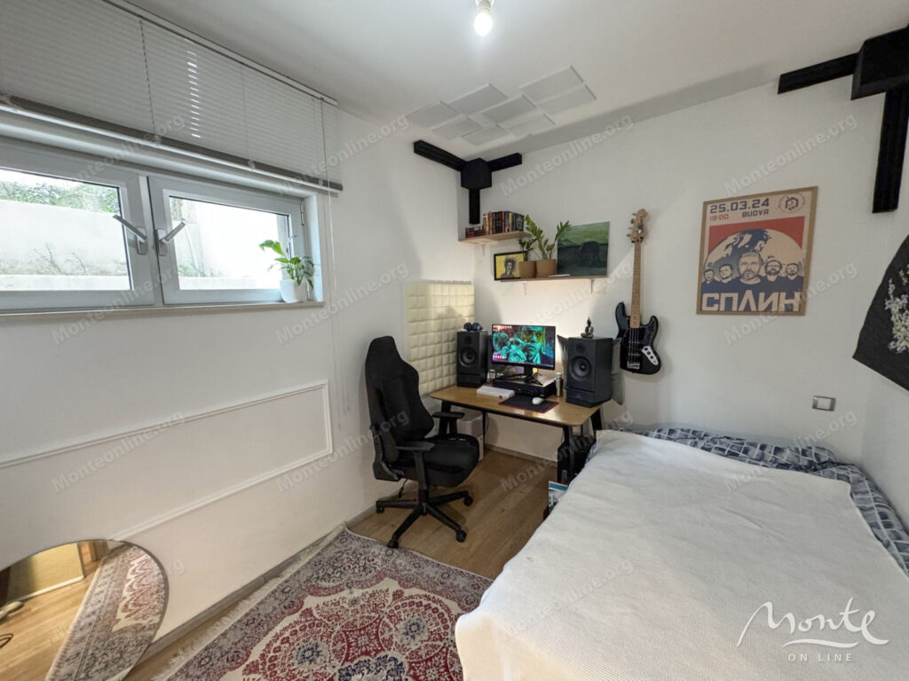 uyutnaya kvartira s 2 spalnyami s vidom na zaliv v dobrote 10