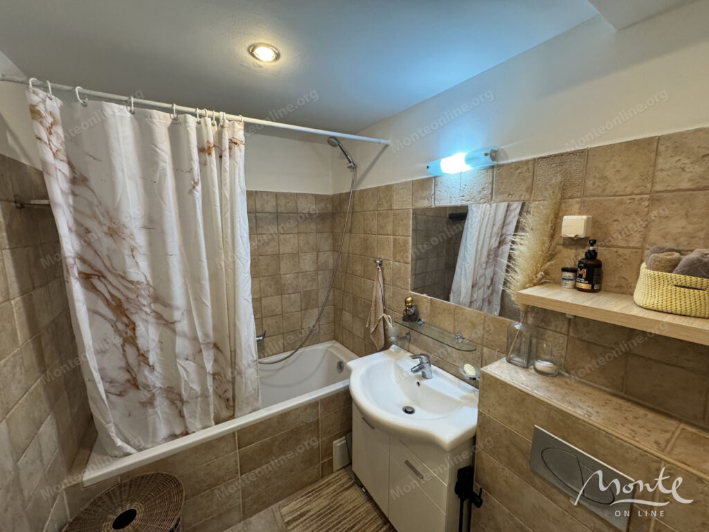 uyutnaya kvartira s 2 spalnyami s vidom na zaliv v dobrote 14