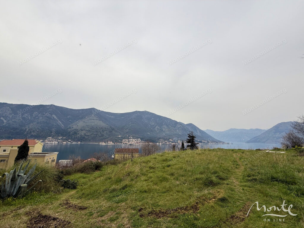 uyutnaya kvartira s 2 spalnyami s vidom na zaliv v dobrote 18