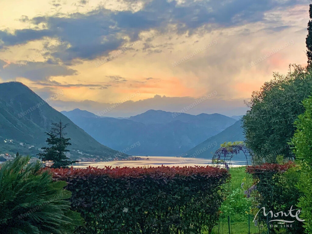 uyutnaya kvartira s 2 spalnyami s vidom na zaliv v dobrote 19