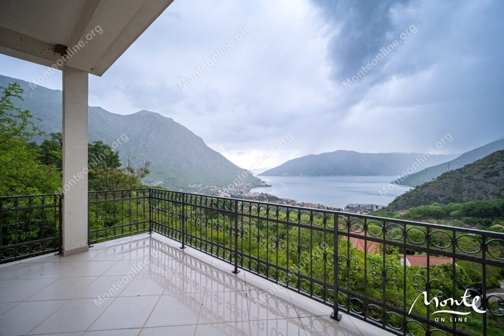 dom v risane s panoramnym vidom na zaliv 01