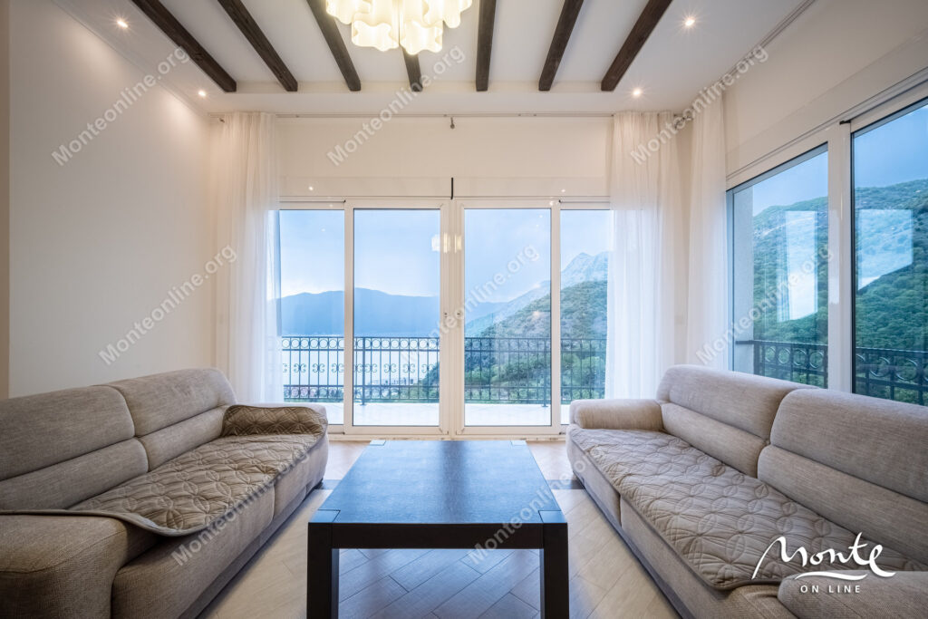 dom v risane s panoramnym vidom na zaliv 03