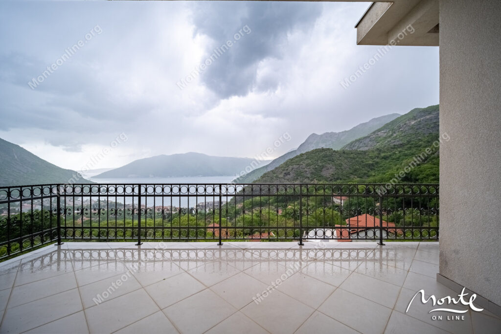 dom v risane s panoramnym vidom na zaliv 27
