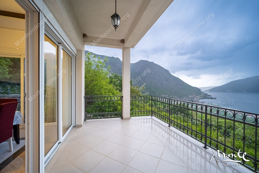 dom v risane s panoramnym vidom na zaliv 28