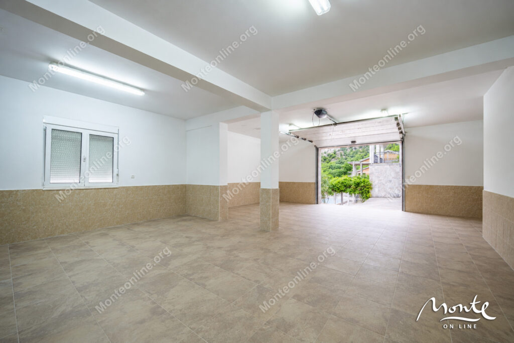 dom v risane s panoramnym vidom na zaliv 29
