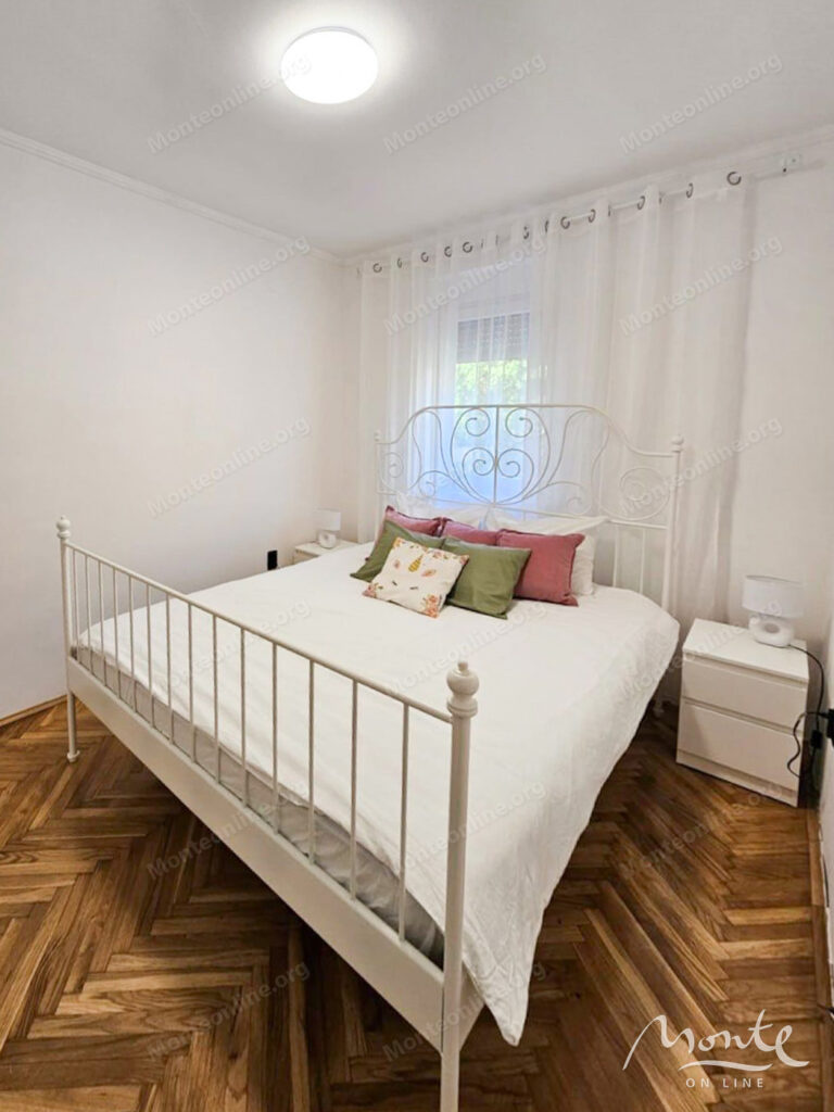 Namješten dvosoban stan na odličnoj lokaciji u Budvi 03