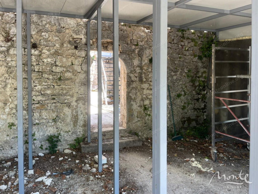 nebolshoj dom s vidom na more v tudzhemili bar 05