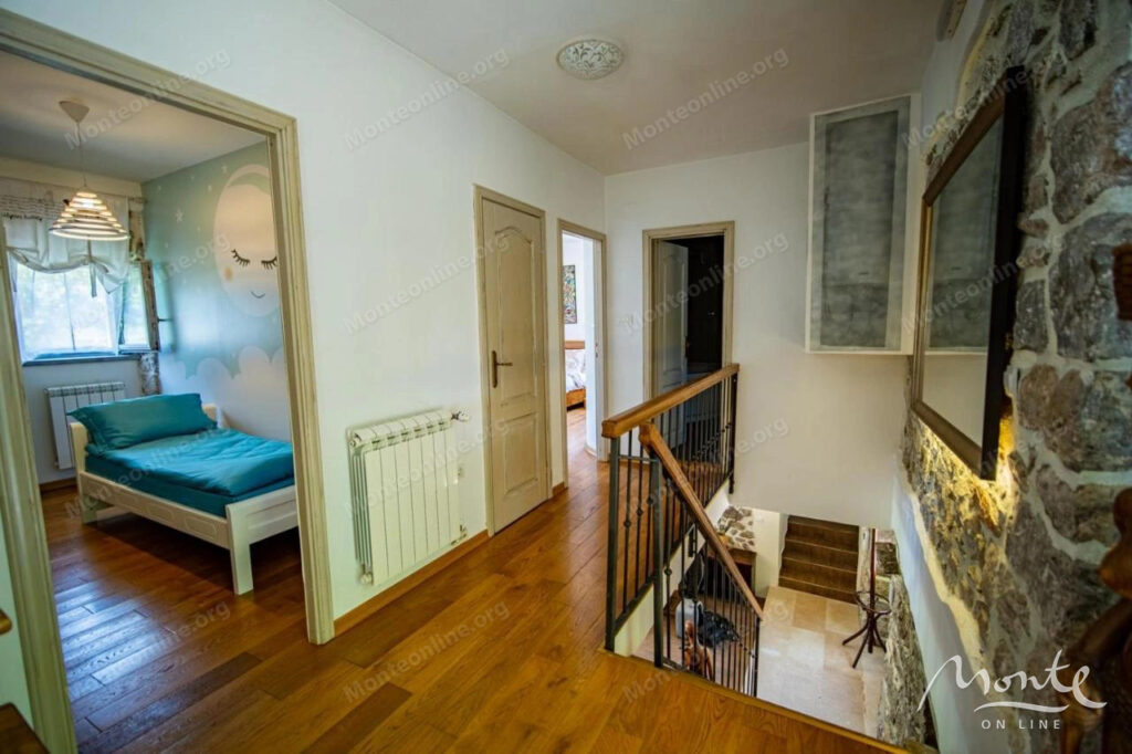 otrestavrirovannyj kamennyj dom s bassejnom na lushticze 16